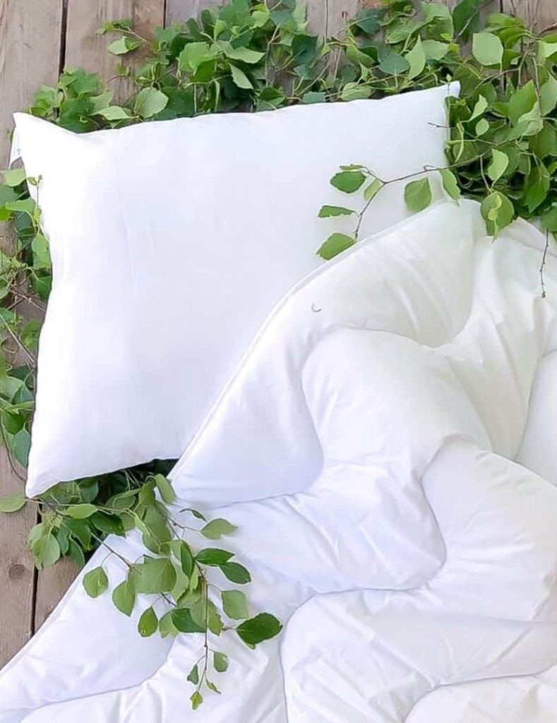 valkea peitto ja tyyny
